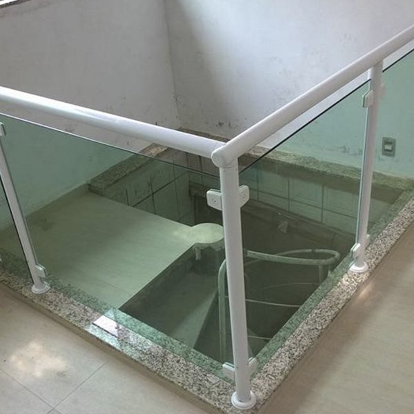 Guarda corpo em alumínio redondo branco e vidro verde
